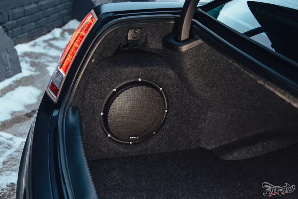 Обновленный Chrysler 300C! Кузовной ремонт и полный окрас кузова, оклейка матовым полиуретаном, комплексная шумоизоляция и сабвуферное звено, плановое ТО